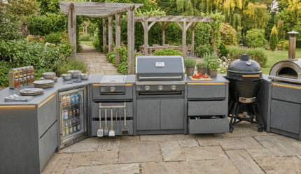 Doğal taş ve ahşap detaylarla inşa edilmiş, odun fırını (pizza fırını) içeren otantik ve şık bir açık mutfak. Geniş bir yemek alanı ve havuz manzarası.