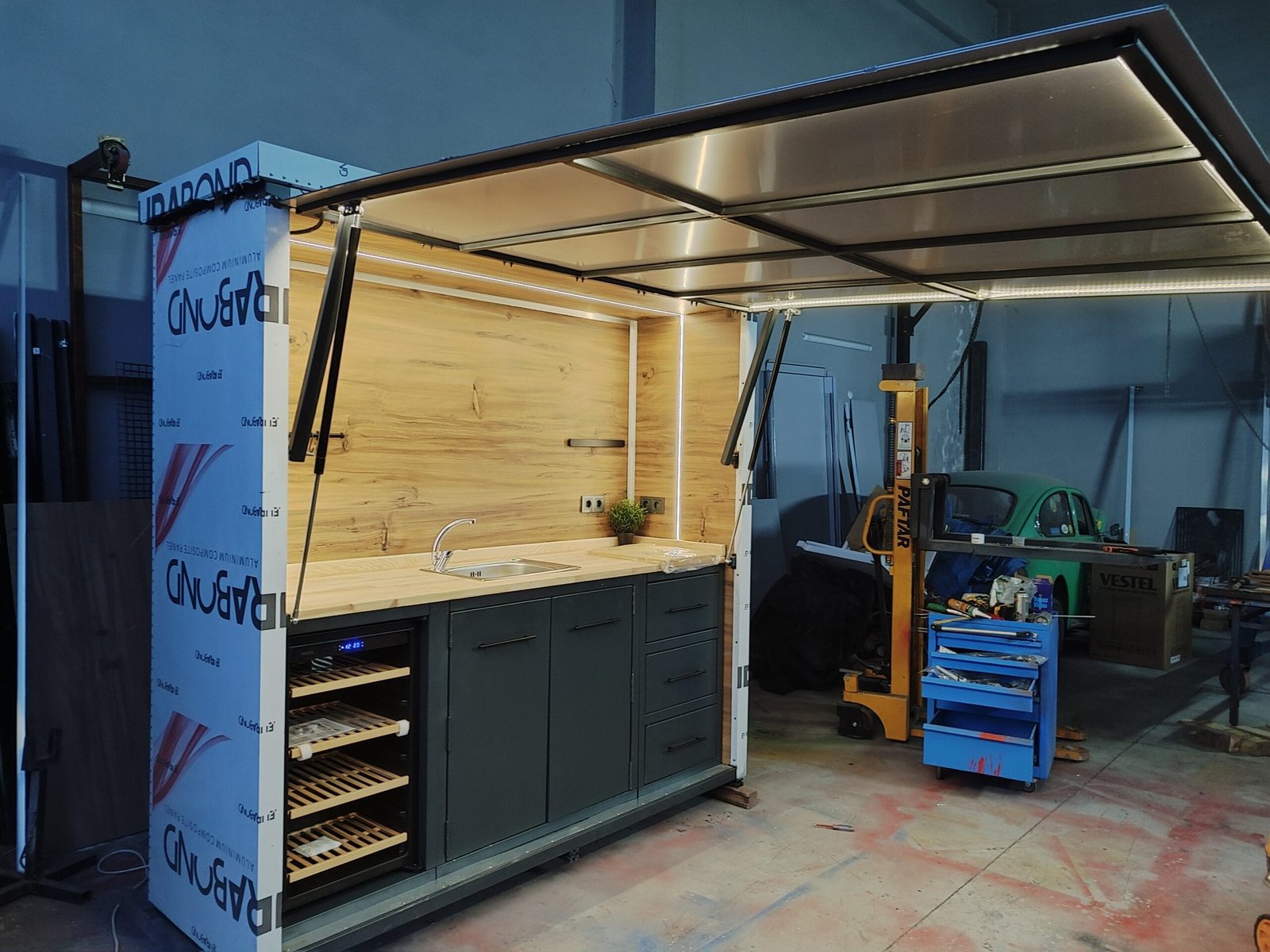 Modüler dış mekan mutfak ve profesyonel açık hava mutfağı kurulumu.