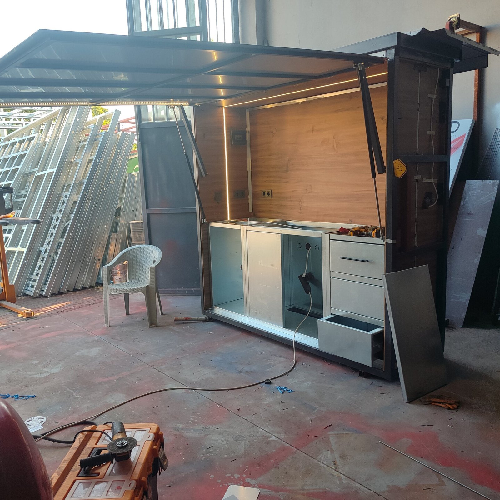 Villa bahçe mutfağı tasarımı ve lüks dış mekan mutfak projesi örneği.