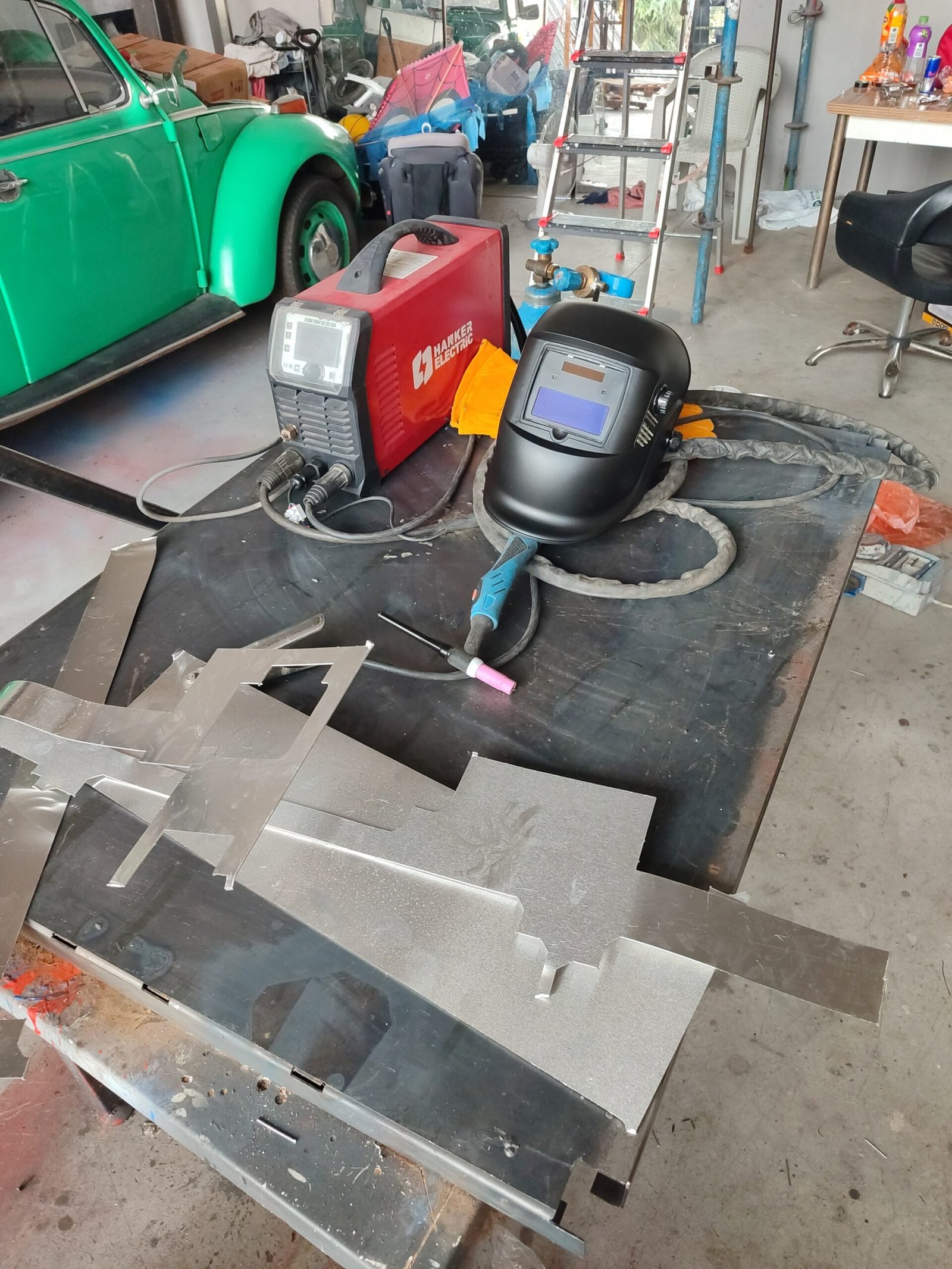 Açık hava mutfağı projelerinde tezgah ve oturma alanını birbirinden bağımsız kontrol eden, ayarlanabilir ışık şiddetine sahip profesyonel dış mekan bahçe mutfak aydınlatma uygulaması.