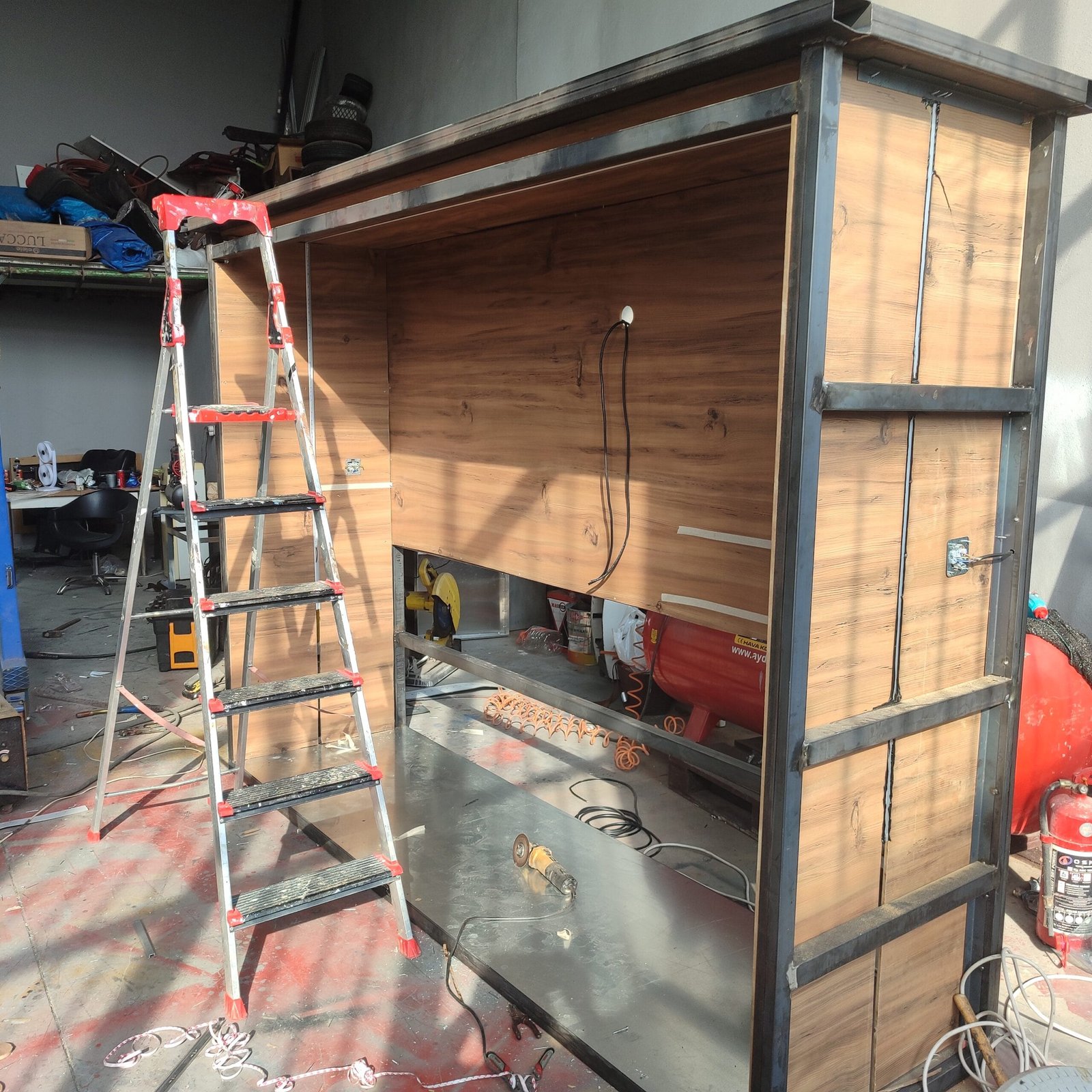 Taşıyıcı galvaniz çelik iskelet kaynakla şekillendirildi. TV ve soğutucu bölmelerinin taşıyıcı destekleri bu aşamada iskelet içine entegre edildi.