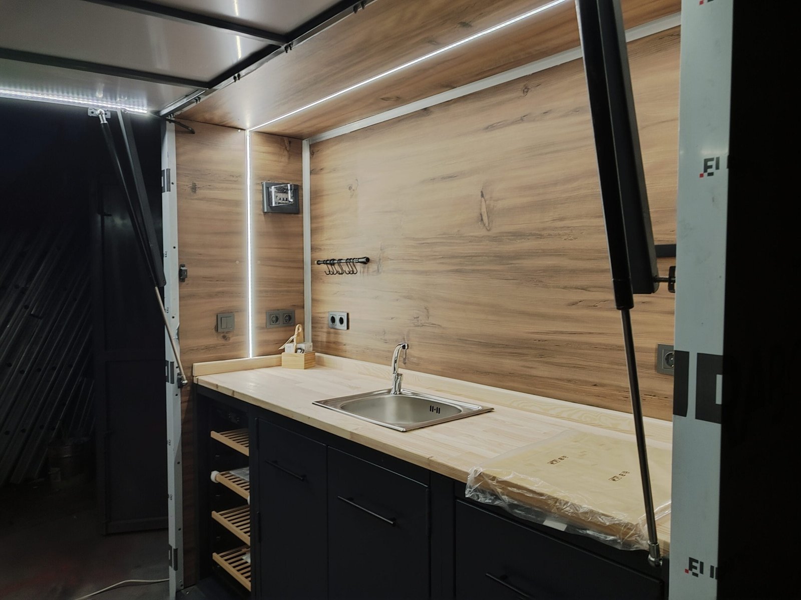 2 bölge dimlenebilir led aydınlatmalı dış mekan bahçe mutfak tasarımı.