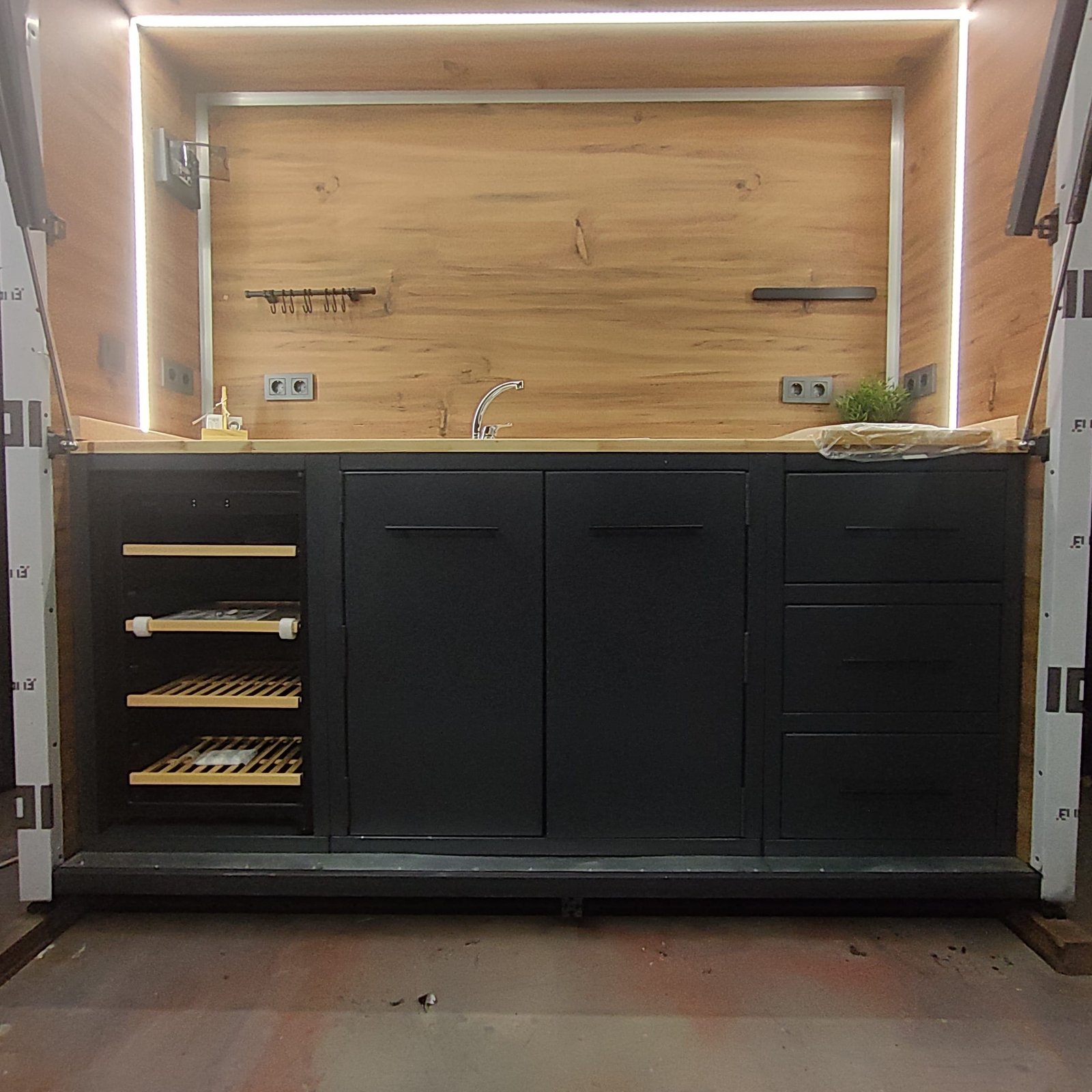 Dış mekan mutfak içi MDF kaplama ve dayanıklı bahçe mutfağı detay görseli.